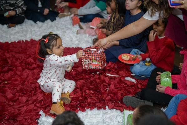 Una niña recibe su cajita feliz