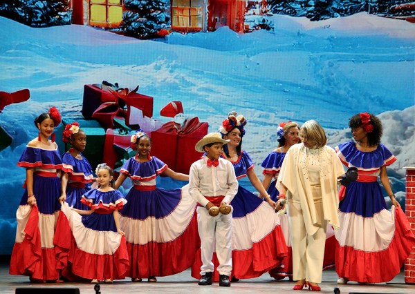 Grupo de baile dominicano en el escenario