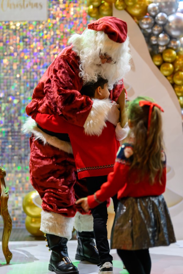 Santa Claus abraza a un niño