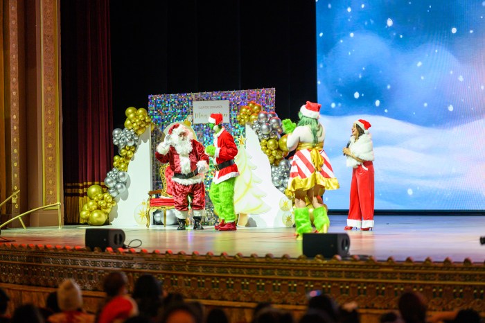 Santa Claus y el Grinch en el escenario